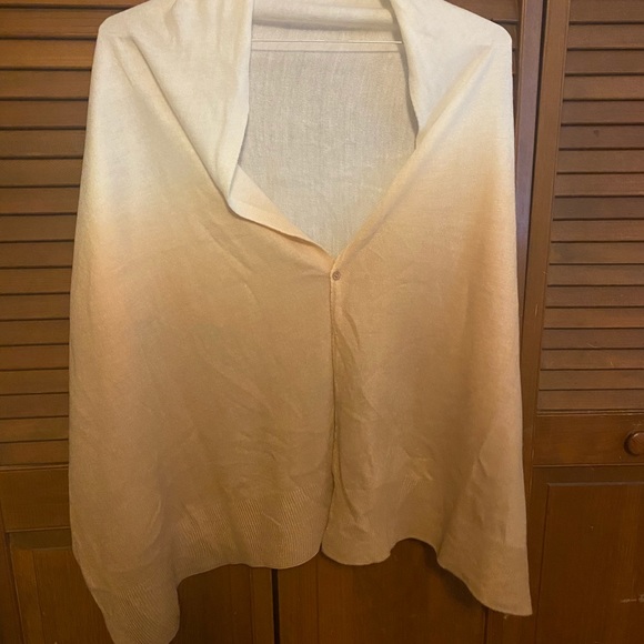 Shawl - Can be worn multiple ways - Picture 2 of 6